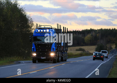 Oktober 7, 2016: Blauer Scania R logging Truck von Puukuljetus Soininen blinkt Fernlicht auf der Straße kurz nach der Rückkehr von der Anlieferung von Ti Stockfoto