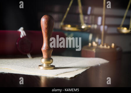 Recht, Recht, Notar. Wachssiegel auf handgeschöpftem Papier. Stempel Gericht Hintergrund Konzept Stockfoto