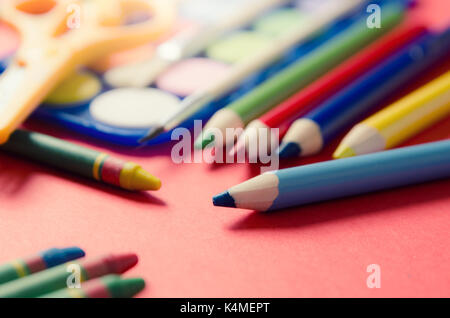 Zurück zum Konzept der Schule mit Schreibwaren und Schulbedarf. Schule Hausaufgaben Bildung Werkzeuge Holz- Schreibwaren schere Konzept Stockfoto