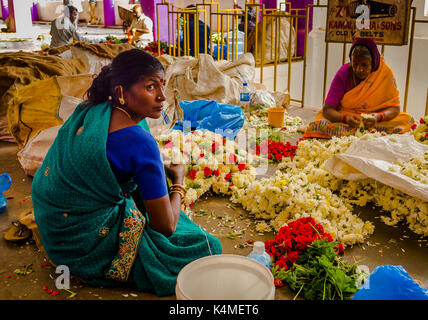 BANGALORE, INDIEN - 06. Juni 2017: blumenverkäufer an KR Markt in Bangalore. in Bangalore, Indien Stockfoto