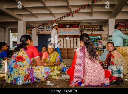 BANGALORE, INDIEN - 06. Juni 2017: blumenverkäufer an KR Markt in Bangalore. in Bangalore, Indien Stockfoto