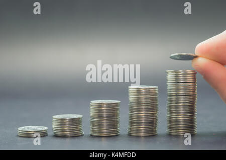 Tolles Konzept der Einsparungen, Wirtschaft, Haufen von Münzen. Stockfoto