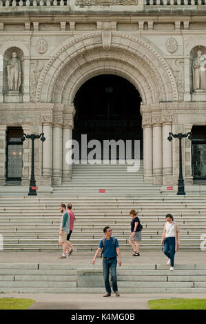 Menschen gehen auf den Stufen des Gebäudes der British Columbia Legislature in Victoria, British Columbia, Kanada. Stockfoto
