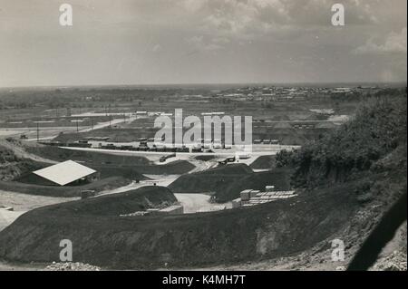 Aussicht von der Anhöhe oberhalb einer United States Marine Corps Base für die 1. Kraft Service Regiment während des Vietnam Krieges, 1968. Stockfoto