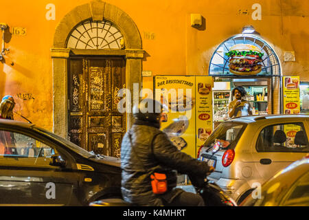 Straßenszene in Trastevere bei Nacht Stockfoto