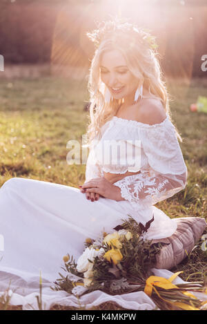 Bezaubernde Braut mit Tiara auf Natur Hintergrund. Moderne Braut Stil. Boho Fashion Hochzeit. Gefilterte Kreuz verarbeitet Foto mit Bokeh und Kopieren. Stockfoto