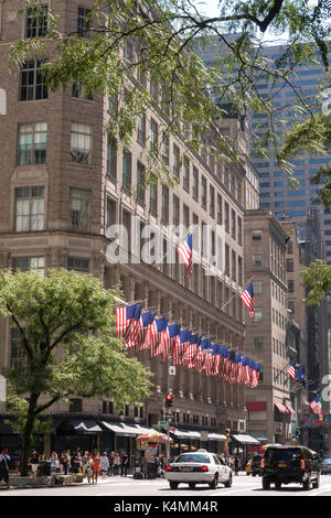 Amerikanische Flaggen bei Saks Fifth Avenue, New York, USA Stockfoto
