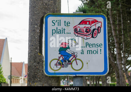 Zeichen bitten Autofahrer Vorsicht bei Kinder auf Fahrrädern in Hardinghen, Frankreich zu nehmen Stockfoto