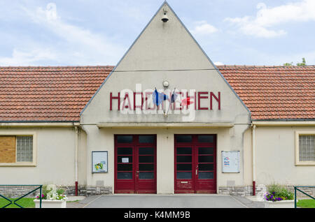 Eingang des Rathauses in Hardinghen in der Region Pas-de-Calais im Norden Frankreichs Stockfoto