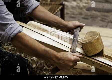 Artisan Schleifen und der Gestaltung von Holz, Detail der handwerklichen Arbeit Stockfoto