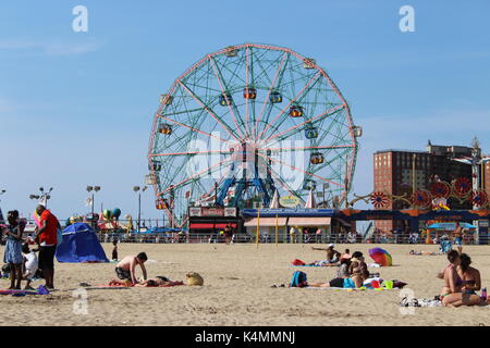 Am Strand von Coney Island. Stockfoto