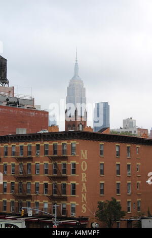 Empire State Building geschaukelt vom Kirchturm, von der High Line, New York gesehen Stockfoto