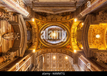 Innere der St. Peters Basilika Dachkuppel Vatikanstadt, Weltkulturerbe der UNESCO, Rom, Latium, Italien, Europa Stockfoto
