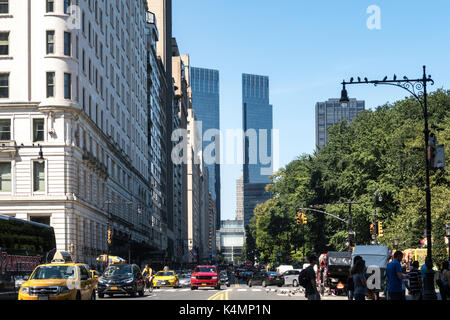 West 59th Street in der Fifth Avenue mit Time Warner Center in Distanz, NYC, USA Stockfoto