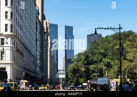 West 59th Street in der Fifth Avenue mit Time Warner Center in Distanz, NYC, USA Stockfoto