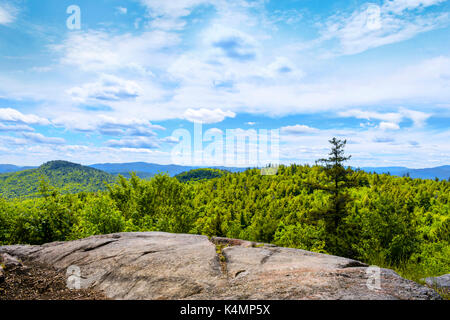 New York Adirondack Mountains malerischer Blick auf den Wald vom Gipfel des Thomas Mountain in Bolton, Lake George Area Warren County New York, USA. Stockfoto