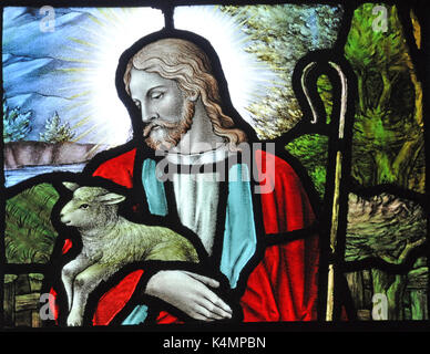 Jesus oder Gott als der gute Hirte auf der Suche nach seinen Schafen, detail Kirchenfenster, Fleetwood, Lancashire Stockfoto