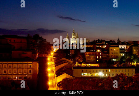 Geradeaus in Richtung Santiago de Compostela Kathedrale bei Nacht Stockfoto