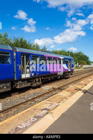 Northern Line Klasse 144 Pacer Zug auf der East Coast Line verlassen Seaton Carew station. Großbritannien Stockfoto