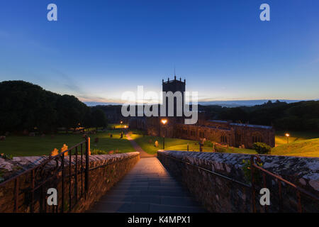 Die historische St. David's Cathedral und der Bischofspalast liegen in einem natürlichen Tal in der Dämmerung in Pembrokeshire, Wales, Großbritannien, Europa Stockfoto