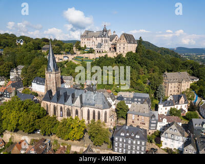 Das historische Schloss und Kirche in der Altstadt von Marburg. Hessen, Deutschland Stockfoto