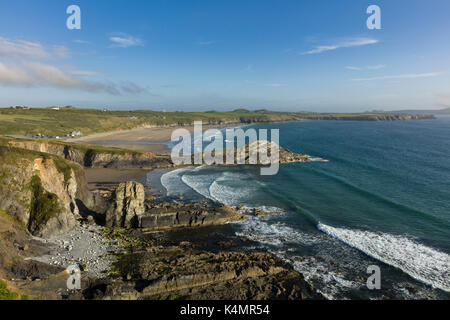 Wellen sanft Rollen in Whitesands Bay (Porth Mawr) auf einem Sommer Abend entlang der Pembrokeshire Coastal Path, Wales, Vereinigtes Königreich, Europa Stockfoto