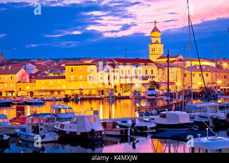 Historische Insel Stadt Krk Dawn mit Blick aufs Wasser, Kvarner Bucht Archipel von Kroatien Stockfoto