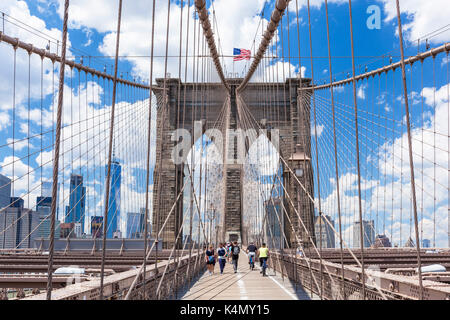 Touristen, Radfahrer auf Gehweg, Brooklyn Bridge und Lower Manhattan Skyline Skyline von New York, New York City, Vereinigte Staaten von Amerika, Nordamerika Stockfoto