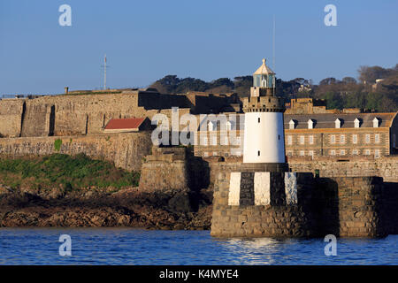 Castle Breakwater Lighthouse, St. Peter Port, Guernsey, Channel Islands, Großbritannien, Europa Stockfoto