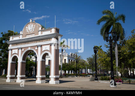 Triumphbogen in Jose Marti Park, Cienfuegos Stadt, UNESCO Weltkulturerbe, Cienfuegos, Kuba, Karibik, Mittelamerika Stockfoto