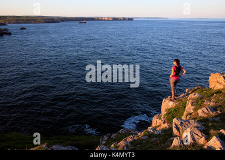 Eine Frau Wandern in St. Govan's Kopf an der Küste von Pembrokeshire, Wales, Vereinigtes Königreich, Europa Stockfoto