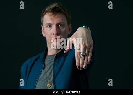 Britische Schauspieler Joe lycett besucht einen Fotoauftrag während des Edinburgh International Book Festival am 12. August 2017 in Edinburgh, Schottland. Stockfoto