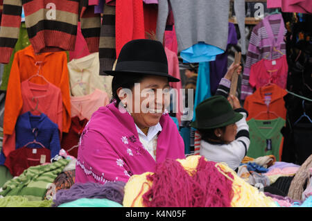 Ecuador, Pujili - 11. September: Ecuadorianischen ethnische Frauen in Nationale Kleidung Verkauf von landwirtschaftlichen Erzeugnissen und andere Lebensmittel auf einem Markt in der puji Stockfoto