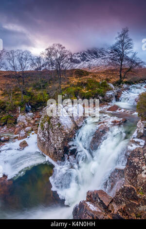 Fluss, Coupall Coupall Buachaille Etive Mor fällt und, Glen Coe, Highlands, Schottland, Großbritannien, Europa Stockfoto