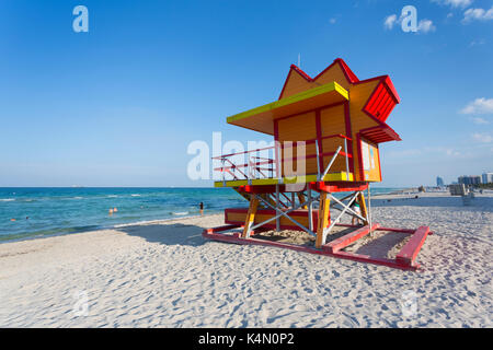 Bunte Lifeguard station am South Beach und den Atlantischen Ozean, Miami Beach, Miami, Florida, Vereinigte Staaten von Amerika, Nordamerika Stockfoto