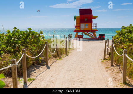 Lifeguard Station am Strand von South Beach in Miami Beach, Miami, Florida, Vereinigte Staaten von Amerika, Nordamerika Stockfoto