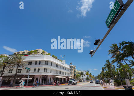 Weiten Blick auf den Ocean Drive und Art-deco-Architektur, Miami Beach, Miami, Florida, Vereinigte Staaten von Amerika, Nordamerika Stockfoto