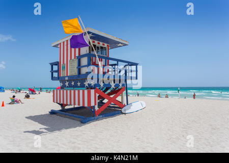 Rettungsschwimmer Wachturm am Strand von South Beach in Miami Beach, Miami, Florida, Vereinigte Staaten von Amerika, Nordamerika Stockfoto