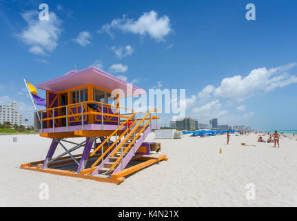 Rettungsschwimmer Wachturm am Strand von South Beach in Miami Beach, Miami, Florida, Vereinigte Staaten von Amerika, Nordamerika Stockfoto