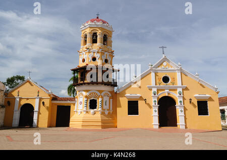 Mompos - die koloniale Stadt in Kolumbien, ist eine Stadt in Raum und Zeit verloren. Das Bild Blick auf die Sankt Barbara Kirche Stockfoto