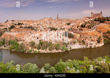 Blick auf den Fluss Tajo in Santa Maria Kathedrale und Alcazar, Weltkulturerbe der UNESCO, Toledo, Kastilien-La Mancha, Spanien, Europa Stockfoto