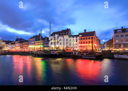 Nacht Blick auf den beleuchteten Hafen und Kanal des Vergnügungsviertels Nyhavn, Kopenhagen, Dänemark, Europa Stockfoto