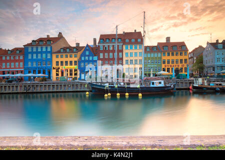 Sonnenaufgang auf dem bunten Fassaden entlang des Hafens im Stadtteil Nyhavn, Kopenhagen, Dänemark, Europa Stockfoto