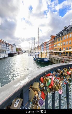 Vorhängeschlösser auf der Terrasse an der typischen Kanal und Hafen der Viertel Nyhavn, Kopenhagen, Dänemark, Europa Stockfoto
