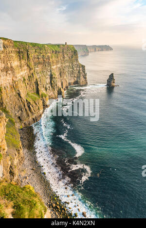 Breanan Mor und O'Briens Tower, die Klippen von Moher, Liscannor, County Clare, Provinz Munster, Irland, Europa Stockfoto