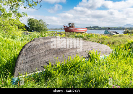 Hölzerne Fischerboote in Connemara, County Galway, Provinz Connacht, Irland, Europa Stockfoto