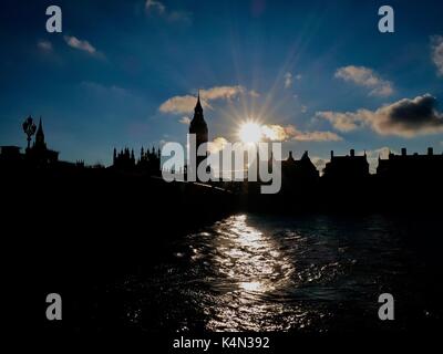 Blick auf das Parlament und Big Ben in Silhouette bei Sonnenuntergang. Von knapp unter die Westminster Bridge gesehen. London, Großbritannien. Stockfoto