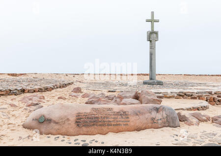 CAPE CROSS, NAMIBIA - 29. JUNI 2017: Einer von zwei Kreuze und zwei gedenksteine am Cape Cross Seal Kolonie an der Skelettküste Namibias Stockfoto