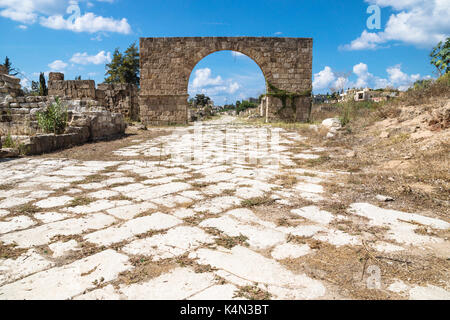 Byzantinische Straße mit Triumph arch in Ruinen von Reifen, Libanon Stockfoto