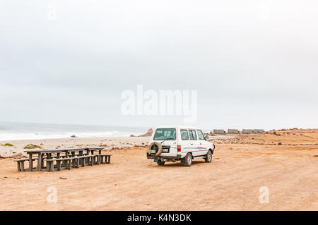 CAPE CROSS, NAMIBIA - 29. JUNI 2017: ein Picknickplatz mit Camping in die Nähe der Robbenkolonie bei Cape Cross an der Skelettküste Namibias Stockfoto